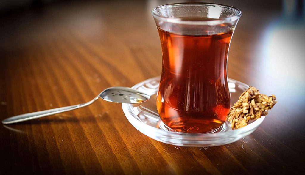 Tee trinken mit einem türkischen Teekocher.